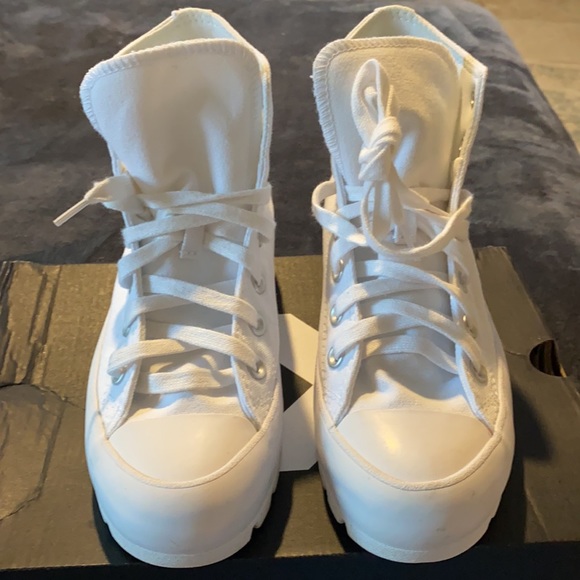 Converse chunky lugged high tops, white. Size 6 sneakers. NEW- Sold Out online - Picture 5 of 5